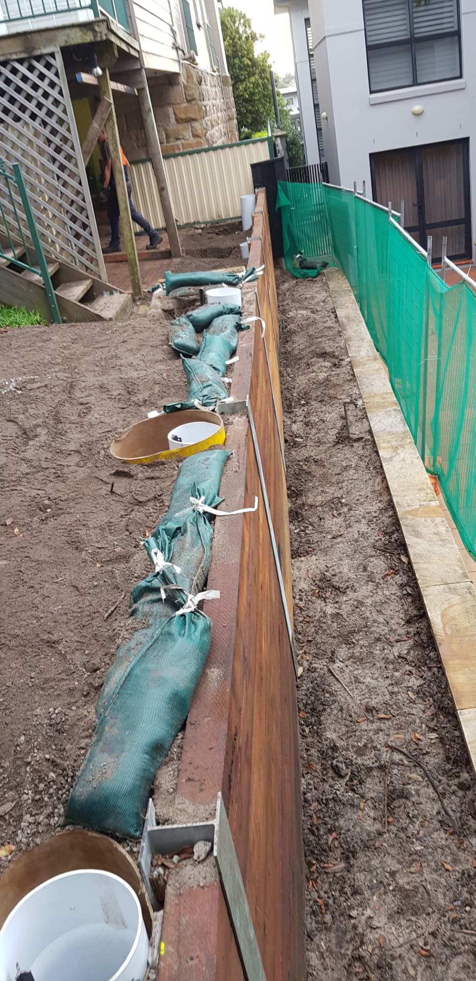 Retainer wall
